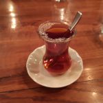 herbata po turecku w małej szklaneczce