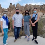 uczennice wraz z nauczycielami zdjęcie grupowe na tle formacji skalnych Kapadocji