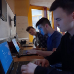 Uczniowie podczas zajęć w pracowni komputerowej