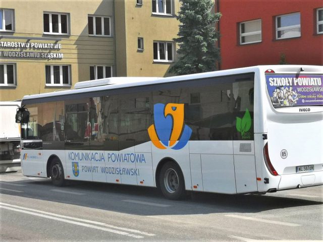 autobus PKS Racibórz na tle budynku Starostwa Powiatowego
