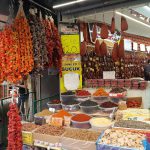 widok na przyprawy i inne artykuły spożywcze na tureckim bazarze