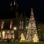 Miasto nocą, choinka i ozdoby świąteczne