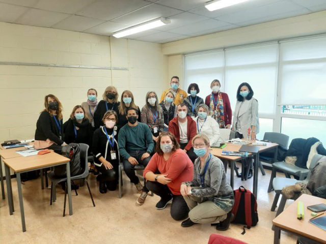 Nauczyciele z różnych krajów Europy, w tym z Zespołu Szkół Ekonomicznych w Wodzisławiu Śl. podczas kursu języka angielskiego w Dublinie. Zdjęcie grupowe w sali szkoleniowej