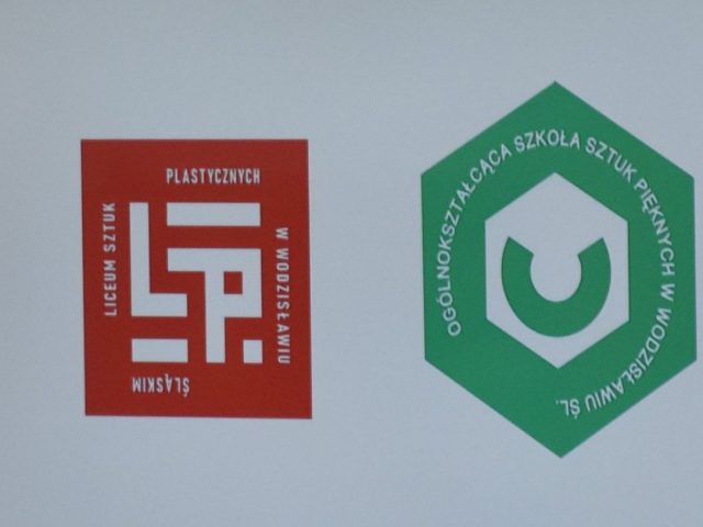 Widok na na logo Liceum Sztuk Plastycznych i Ogólnokształcącej Szkołyu Sztuk Pięknych w Wodzisławiu Śl. zestawionych obok siebie
