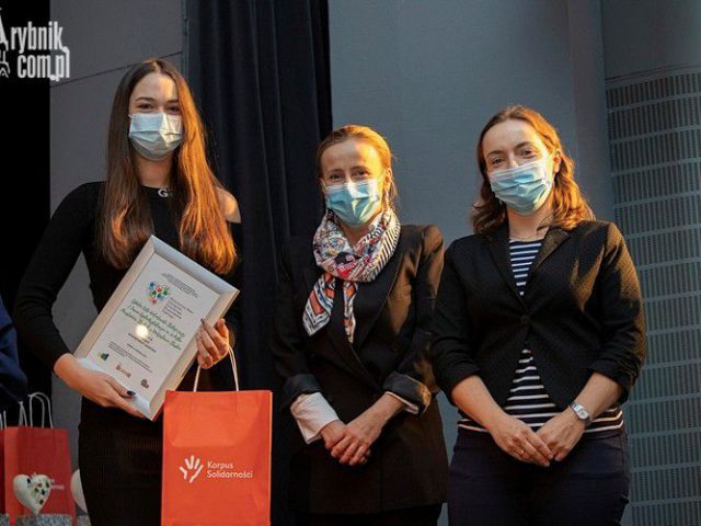 Reprezentanci PCPR i I LO w Wodzisławiu Śl. podczas rozstrzygnięcia plebiscytu o tytuł Wolontariusza 2021 r. Subregionu Zachodniego, na zdjęciu 3 kobiety trzymające dyplom i papierową torebkę