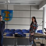 Naczelnik wydziału oświaty, dyrektor ZST w Wodzisławiu Śląskim i tłumaczka języka ukraińskiego przemawiają do uczniów