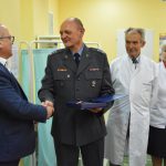 Starosta Leszek Bizoń przyjmuje odznaczenie od Andrzeja Kuca z WOjskowej Komendy Uzupełnień w Rybniku
