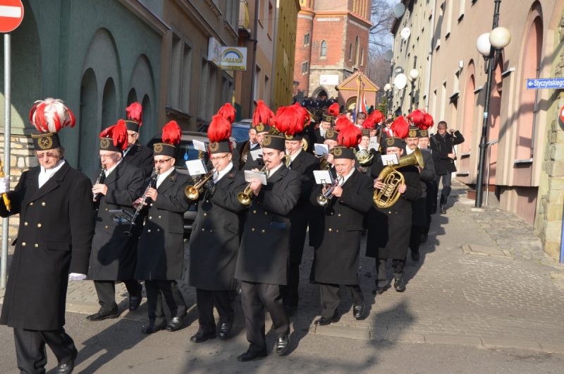 Orkiestra górnicza krocząca ulicą miasta