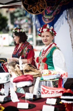 kobiety w śląskich strojach regionalnych uczestniczące w kiermaszu, imprezie folklorystycznej