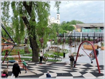 Park Jordanowski w Pszowie, na zdjęciu plac zabaw z bawiącymi się dziećmi