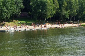 kąpielisko Balaton w Wodzisławiu Śl. na zdjęciu zbiornik wodny i fragment plaży