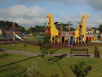 Ośrodek rekreacyjny w Rydułtowach na zdjęciu plac zabaw ze ślizgawkami zbudowanymi na kształt żyraf