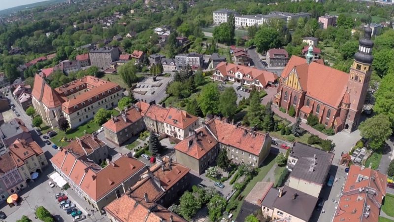Widok z lotu ptaka na zabudowę staromiejską w Wodzisławiu Śl. Na zdjęciu kamienice i kościoły