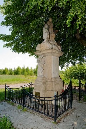 Kamienna figura św. Jana Nepomucena w Bluszczowie foto. ABVET Ballarin