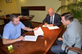 Podpisanie umowy na remont ul. Radlińskiej
