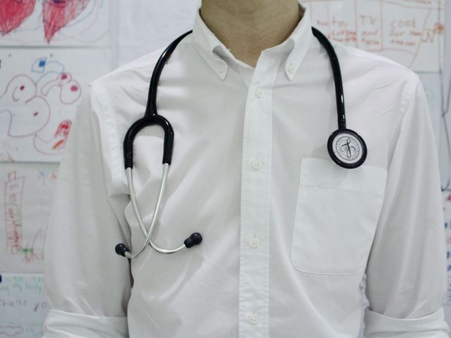 doktor z przewieszonym stetoskopem na szyi
