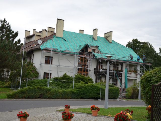 podpisanie umowy na remont dachu DPS w Gorzycach
