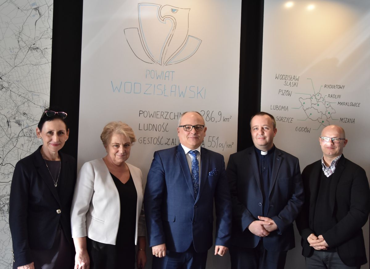 spotkanie starosty Leszka Bizonia z dyrektorem Caritas