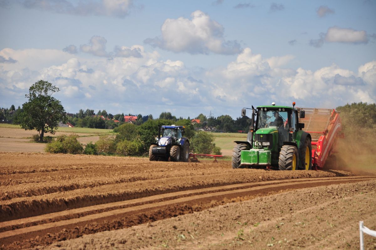 traktory na polu