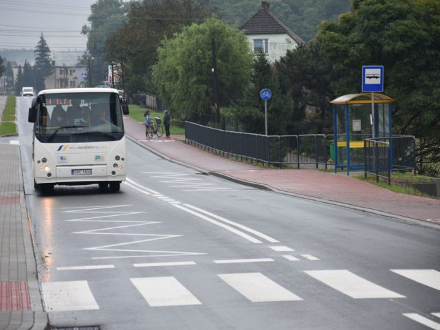 raciborska 2020 czołówka na zdjęciu autobus pks i jezdnia