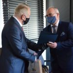 Ryszard Paweł Nawrocki odbiera z rąk starosty Leszka Bizonia list gratulacyjny z okazji przejścia na emeryturę