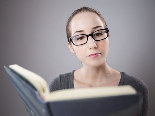 kobieta czytająca książkę