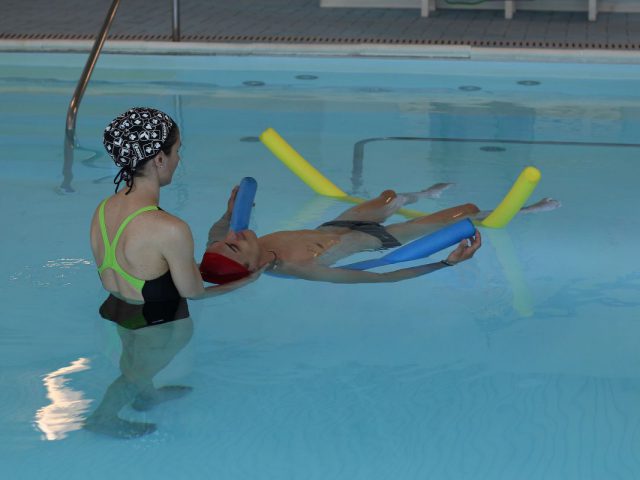 rehabilitacja w basenie