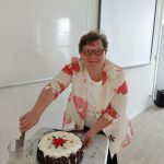 Dzień rodzicielstwa zastępczego w powiecie wodzisławskim 2021 na zdjęciu jedna z rodzin zastępczych kroi tort