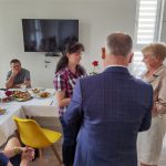 Dzień rodzicielstwa zastępczego w powiecie wodzisławskim 2021 na zdjęciu starosta Leszek Bizoń wręcza podziękowania jednej z rodzin zastępczych (5)