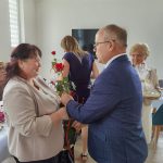 Dzień rodzicielstwa zastępczego w powiecie wodzisławskim 2021 na zdjęciu starosta Leszek Bizoń wręcza podziękowania jednej z rodzin zastępczych (7)