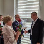 Dzień rodzicielstwa zastępczego w powiecie wodzisławskim 2021 na zdjęciu starosta Leszek Bizoń wręcza podziękowania jednej z rodzin zastępczych (8)