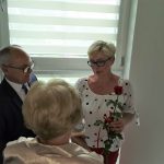 Dzień rodzicielstwa zastępczego w powiecie wodzisławskim 2021 na zdjęciu starosta Leszek Bizoń zwręcza podziękowania jednej z rodzin zastępczych