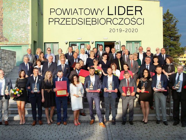 Zdjęcie zbiorowe laureatów tytułu Powiatowych Liderów Przedsiębiorczości 2019-2020 wraz z samorządowcami i przedstawicielami Cechu w Wodzisławiu Śląskim. Foto na schodach MOK Radlin