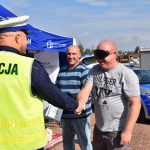 akcja Road Safety Days w Wodzisławiu Śl. 21 wrzesnia 2021, na zdjęciu kierowcy próbujący narko i alkogogli próbujący przywitać się z policjantem