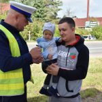akcja Road Safety Days w Wodzisławiu Śl. 21 wrzesnia 2021, na zdjęciu kierowca z synem zainteresowani akcją w towarzystwie policnajta