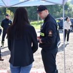 akcja Road Safety Days w Wodzisławiu Śl. 21 wrzesnia 2021 na zdjęcieu kierująca pojazdem w trakcie instruktażu pierwszej pomocy ze strony strażaka
