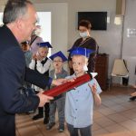 Ślubowanie pierwszaków w ZPSWR 2021 uczeń pasowany przez dyrektora szkoły