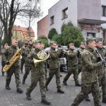 Orkiestra wojskowa z Bytomia na czele pochodu z kościoła na rynek w Rydułtowach