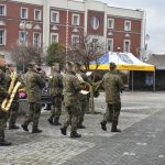 Orkiestra wojskowa wkracza na główny plac Rydułtów