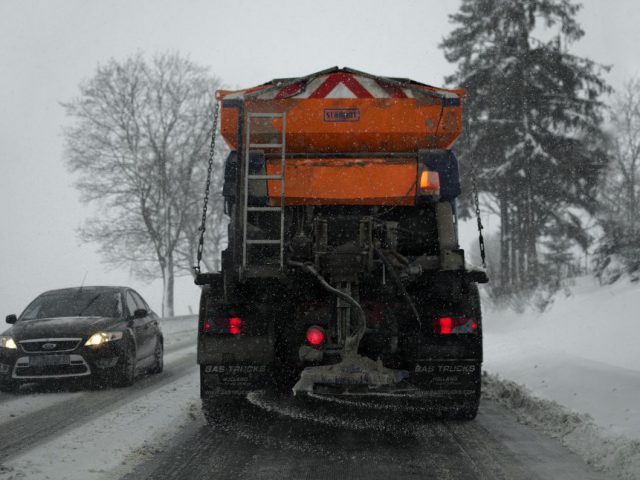 pług śnieżny z solarką na drodze, odśnieżający jezdnię, foto. Jerzy Gorecki
