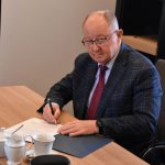 Wicestarosta Tadeusz Skatuła podpisuje umowę dot. modernizacji kolejnego odcinka ul. Raciborskiej w gminie Gorzyce