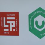 Widok na logo Liceum Sztuk Plastycznych i Ogólnokształcącej Szkołyu Sztuk Pięknych w Wodzisławiu Śl. zestawionych obok siebie