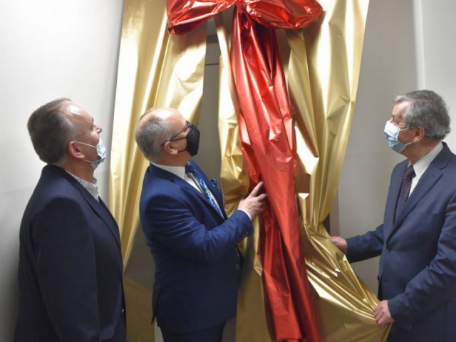 Oddanie do użytku windy w ZPSWR, na zdjęciu dyrektor ZPSWR Jóżef Pierzga, starosta Leszek Bizoń oraz dyrektor PFRON Jan Wroński zrywają z drzwi windy ozdobną kokardę