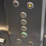 Na zdjęciu panel sterowania wewnątrz windy z przyciskami ze znakami w alfabecie Braille'a