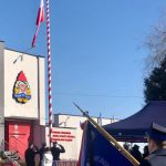 Apel w komendzie straży w Wodzisławiu Śl. Na zdjęciu wciągnięcie flagi państwowej na maszt