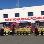 Apel w komendzie straży w Wodzisławiu Śl. z okazji 30 lecia PSP. Na zdjęciu strażacy stojący przy nowo zakupionych pojazdów
