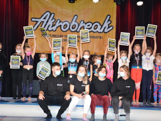 zdjęcie - grupa dzieci i młodzieży z dyplomami, w tle napis Akrobreak