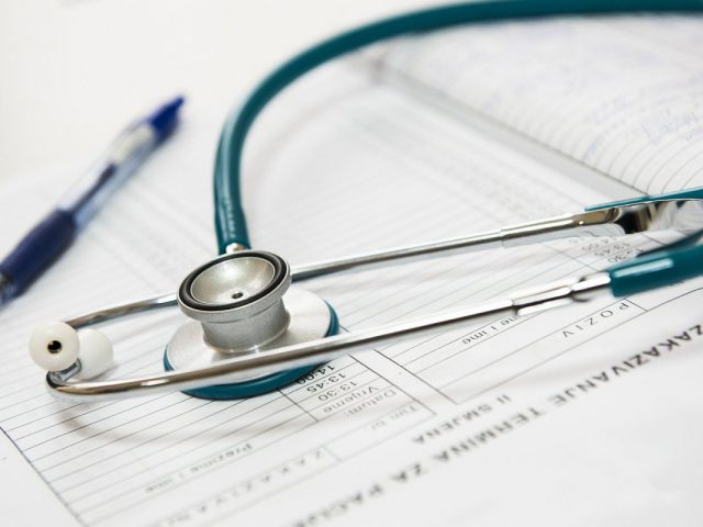 Stetoskop, długopis i notes lekarzaa