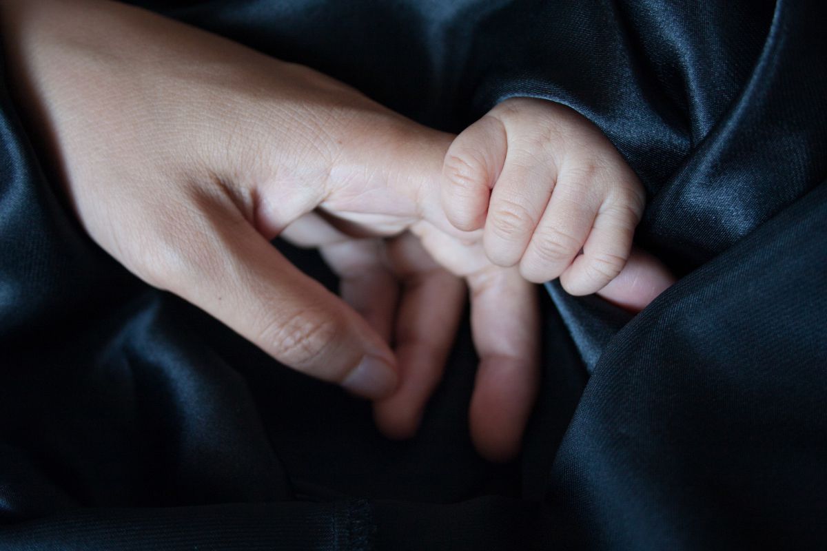 Dłoń matki i dłoń niemowlaka