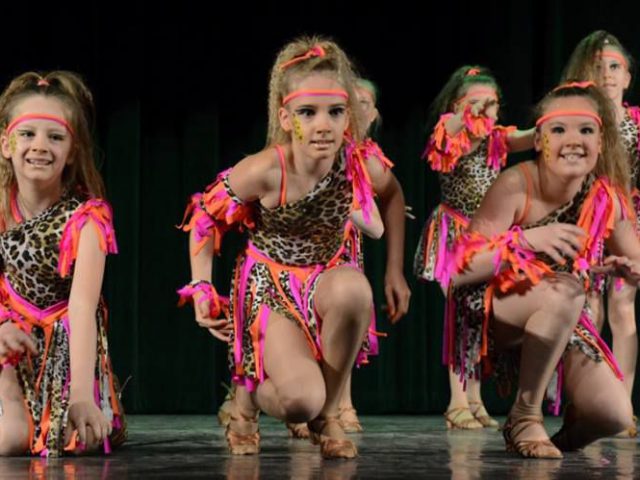zdjęcie młodych tancerek podczas układu tanecznego wykonywanego na scenie